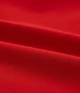 Short de vestir rojo, de cintura alta con elástico en los laterales y doble botón.