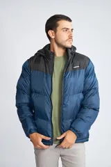 Campera puffer para hombre, color negro con canesú gris, capucha desmontable, cierre frontal con cremallera, bolsillos laterales con cierre y logo de la marca en el pecho.