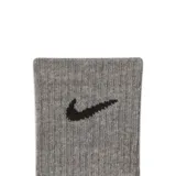 Pack de tres pares de medias Nike de caña media, confeccionadas en tejido técnico transpirable. Incluye un par negro, uno gris y uno blanco, cada uno con el logo de la marca bordado en el lateral.