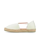 Alpargata estilo d'Orsay color crema, confeccionada en cuero napa, con base levemente elevada de yute trenzado y tiras elásticas de ajuste sobre el empeine.