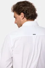 Camisa de hombre color celeste, de manga larga con presilla para enrollar, bolsillo en el pecho y confeccionada 100% en algodón.