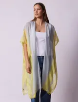 Kimono Barrington con estampado de rayas horizontales en tonos azul, rosa y dorado.