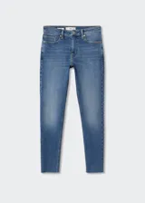 Pantalón de jean skinny crop de tiro medio, color celeste, con terminaciones deshilachadas.