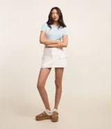 Blusa cropped de rib con cuello redondo y mangas cortas, a rayas horizontales azul marino y blancas.