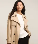 Blusa básica de mujer color negro, confeccionada en malla encorpada de algodón, con cuello redondo y mangas cortas de corte oversized con sisas desplazadas.