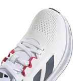 Championes Adidas Questar 3 Running, color blanco con detalles en gris y rojo. Capellada de malla transpirable, mediasuela Bounce y plantilla Cloudfoam Plus.