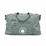 Bolso de viaje amplio de color verde, con cierre superior, asas dobles reforzadas y un bolsillo frontal con cierre. Incluye parche circular con el logo de la marca en el frente.