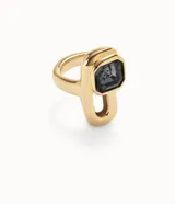 Anillo de aleación de metales con baño de oro de 18k, con diseño geométrico abierto y cristal central en tono oscuro.