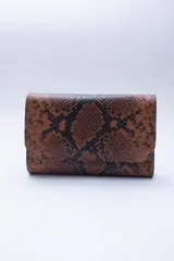 Billetera negra de cuero con textura tipo cocodrilo, con múltiples ranuras para tarjetas y billetes.