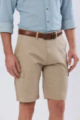 Bermuda cargo de gabardina en color gris oscuro, corte recto, con bolsillos laterales con solapa y cierre de botones y cremallera.