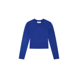 Remera de manga larga color azul, de corte corto, con cuello redondo y pequeño logo bordado en el pecho.