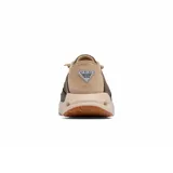 Championes Columbia modelo Bahama X Relaxed, color marrón con detalles en beige. Presentan un diseño híbrido de cuero y lona, con talón plegable, cordones elásticos y suela con orificios de drenaje para actividades acuáticas.