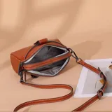Cartera bandolera color tostado de diseño estructurado, con doble compartimiento con cierre, bolsillo frontal con solapa y tira ajustable desmontable.