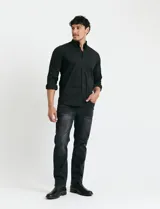 Camisa de manga larga con cuello button-down y bolsillo frontal. Confeccionada en tejido con elastano para mayor comodidad y libertad de movimiento.