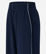 Pantalón deportivo de microfibra color verde, de corte recto y cintura elastizada, con línea lateral en contraste.