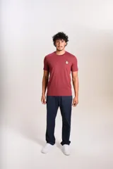 Remera de manga corta con cuello redondo, confeccionada en tejido de algodón. Presenta el logo de la marca Original Penguin bordado en el pecho.