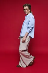 Pantalón tiro alto color beige, de calce amplio y diseño wide leg con pinzas delanteras, bolsillos laterales y presillas para cinturón.