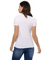 Remera blanca de cuello en V con estampado frontal en color rosado que incluye el logo de la marca y el año de fundación. Presenta un diseño de manga corta y corte clásico.