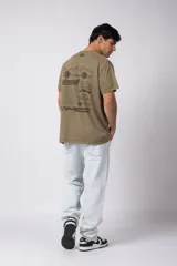 Remera negra con efecto acid wash, corte holgado y estampa frontal con logos y diseño de automovilismo.