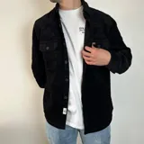 Sobrecamisa de pana en color tostado, con cierre frontal de botones, cuello clásico y dos bolsillos frontales con solapa y botón.