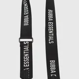 Correa para cartera de cinta tejida negra con la inscripción 'BUBBA ESSENTIAL' en color plateado. Cuenta con ganchos metálicos en los extremos y detalles en cuero sintético.