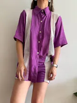 Short lila con paneles de red blanca en los laterales.