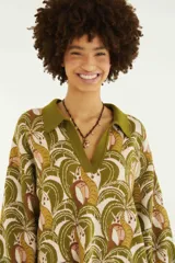 Cardigan de punto con cuello tipo polo y escote en V, de mangas amplias y diseño relajado, con estampado exclusivo en tonos verdes.