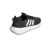 Championes adidas Swift Run de diseño urbano, confeccionados en tejido knit transpirable de color negro con las icónicas tres bandas laterales en blanco. Presentan una suela de espuma blanca con diseño esculpido y refuerzo en el talón.