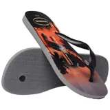 Ojotas Havaianas con base blanca y celeste con diseño de olas, tiras blancas con diseño en relieve y logo de la marca en la base.