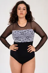 Body negro con mangas largas de microtul, escote redondo y parte superior de puntilla con diseño floral en blanco y negro.