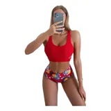Top de bikini tipo crop top de color verde militar, con diseño deportivo y banda elástica en la base.