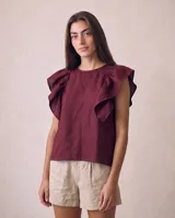 Blusa de lino color bordó, sin mangas, con diseño de volados en los hombros y cuello redondo.