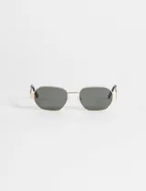 Lentes de sol con armazón metálico dorado y forma octogonal. Los cristales son de color verde oscuro.