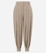 Pantalón de sastre tipo balloon color beige, con pinzas delanteras que aportan volumen, piernas amplias y bajo ajustado. Cuenta con cintura estructurada y pasacintos.