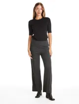 Pantalón de corte wide leg con diseño de espiga, tiro alto y pretina elástica interna. Presenta costuras verticales pespunteadas en el frente y en la parte trasera de cada pierna.