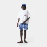 Remera oversized de algodón blanca, de manga corta y cuello redondo, con estampado gráfico multicolor en la espalda.