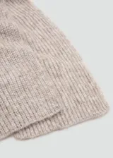 Bufanda de punto grueso en color beige melange, con diseño envolvente que incluye una capucha integrada.