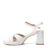 Sandalias Miss Carol Caletta de color blanco, con tiras cruzadas en el empeine, plataforma delantera, taco ancho y tira al tobillo con cierre de hebilla metálica.