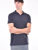 Chomba azul marino con cuello polo y mangas cortas.