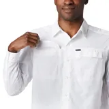 Camisa de manga larga Columbia modelo Silver Ridge 2, color blanco, con bolsillos frontales con solapa, cuello camisero y cierre de botones. Cuenta con tecnología Omni-Shade y Omni-Wick.