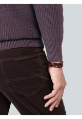 Sweater de punto en color beige, con cuello alto y cierre frontal parcial. Diseño de manga larga con puños y ruedo acanalados.
