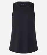 Musculosa deportiva de microfibra texturizada con diseño de cuadraditos, cuello redondo, breteles anchos y bajo redondeado.