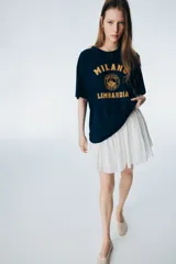 Remera azul marino de corte oversized con estampa amarilla de la ciudad de Milano, Italia.