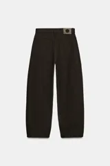 Jeans de tiro medio con corte balloon leg y largo al tobillo. Presenta diseño de cinco bolsillos, cintura con trabillas y cierre frontal con cremallera y botón metálico.