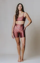 Calza corta tiro alto de cintura ancha con elástico fino en la parte superior. Tejido suave de alta elasticidad con un leve brillo satinado y estampado.