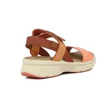 Sandalias de cuero con plataforma baja, tiras anchas en tonos coral, tostado y marrón, con cierre de velcro en el tobillo.