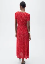 Vestido midi de corte recto con estampado floral, cuello en pico y mangas cortas. Presenta una abertura lateral en la falda y cierre de cremallera lateral.