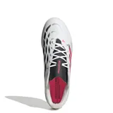 Championes de fútbol Adidas Predator Club TF, color blanco con las icónicas tres tiras en fucsia y negro, lengüeta negra con la inscripción "Predator" y suela con tapones de goma para césped sintético.