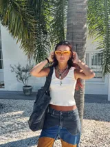 Musculosa blanca de algodón con cuello redondo y corte crop.