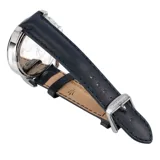 Reloj Maserati con caja plateada de acero inoxidable de 44mm, esfera azul con detalles en blanco y correa de cuero azul con costuras a tono.